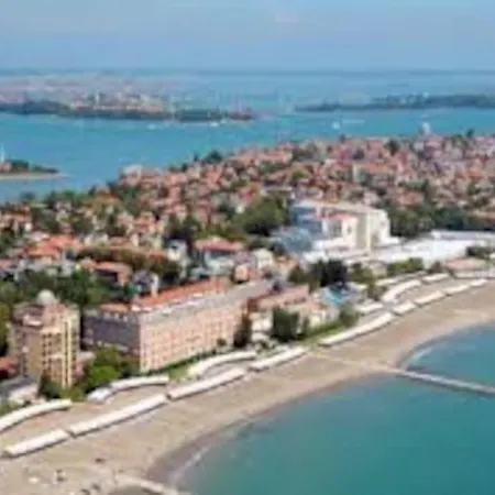 アパート Studio-apartment With Small Garden